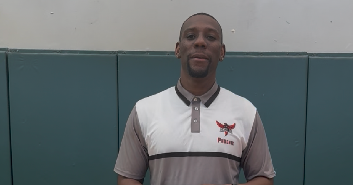 El entrenador Leon Jacob ha contribuido al éxito del baloncesto Angelou