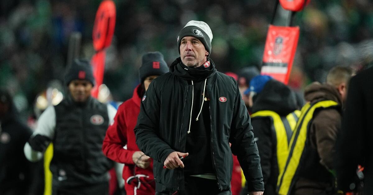 El entrenador de los 49ers, Kyle Shanahan, muestra que las sales aromáticas no son sólo para los jugadores