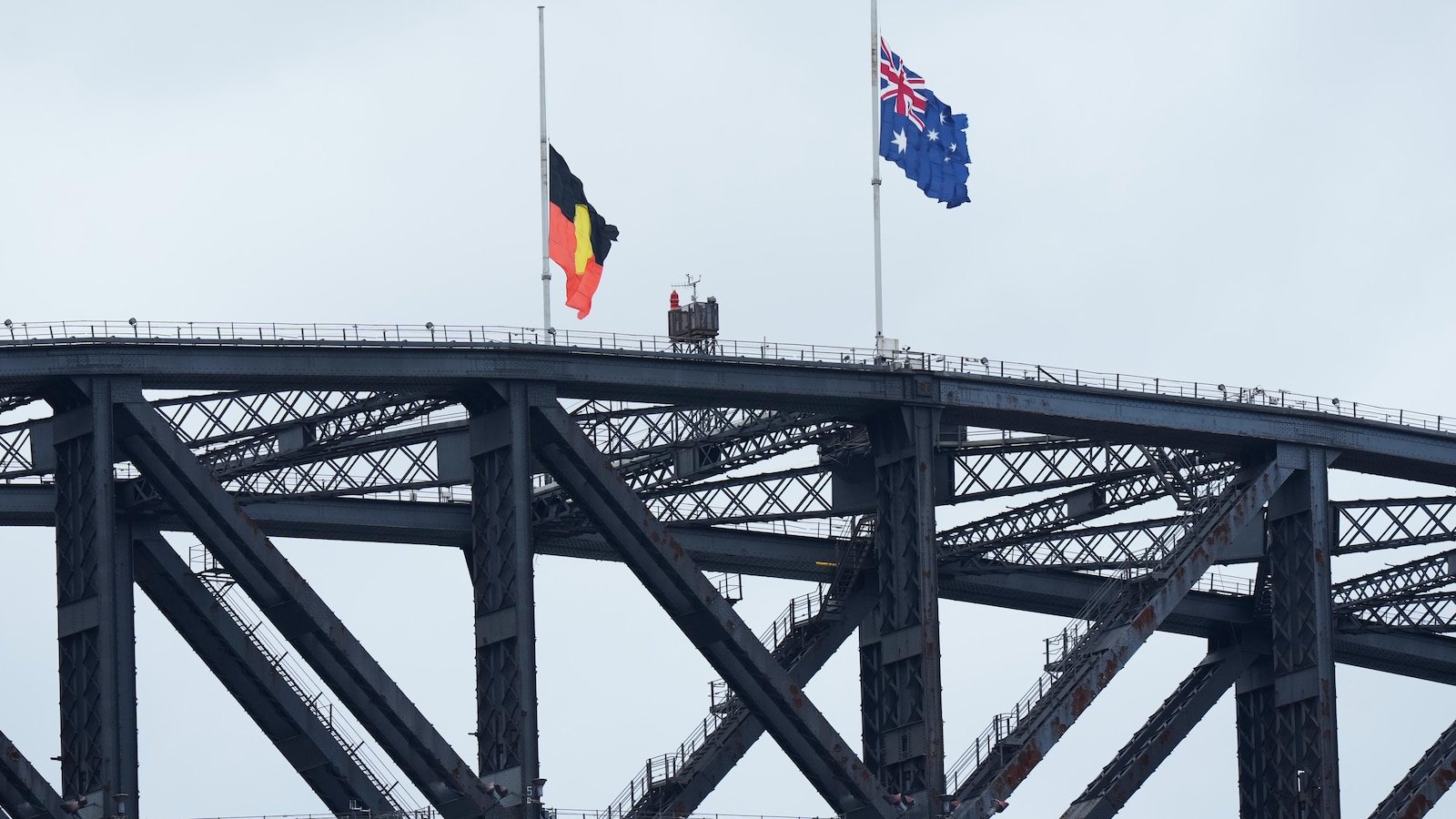 La policía busca a un hombre buscado por la muerte a tiros de tres personas en un pequeño pueblo australiano