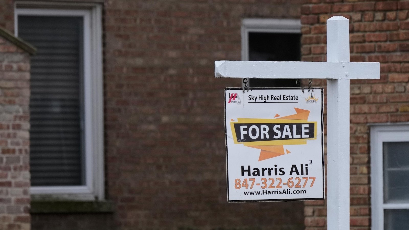 La tasa de interés hipotecaria promedio a largo plazo en Estados Unidos está aumentando ligeramente, pero todavía está cerca de su nivel más bajo en más de tres años.