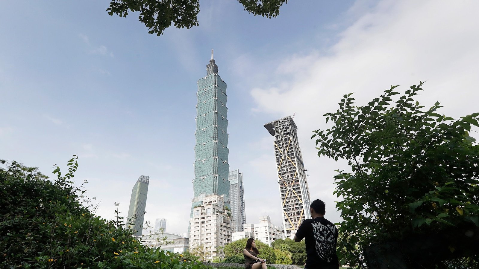 El escalador estadounidense Alex Honnold comienza a escalar el rascacielos Taipei 101