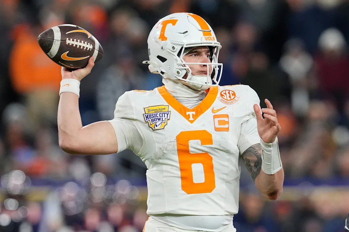 El QB de Tennessee Joey Aguilar emitió una orden de restricción mientras busca jugar para Vols en 2026