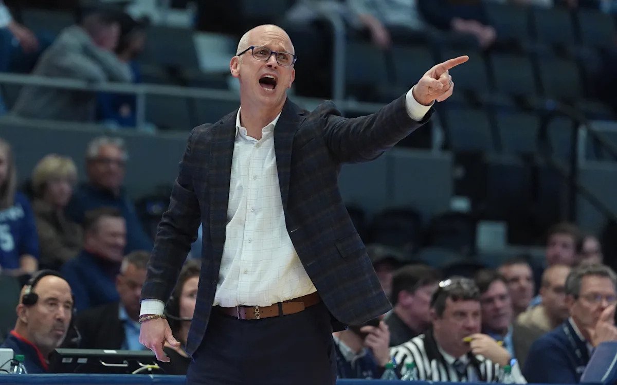 El No. 5 UConn tropieza al final en una dura derrota ante Creighton en casa mientras sus esperanzas de un puesto No. 1 en el Torneo de la NCAA se desvanecen.