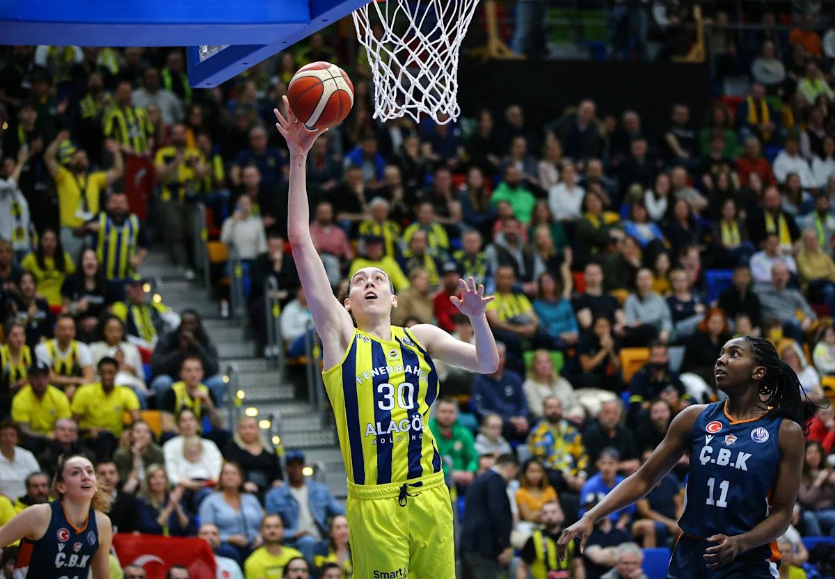 Breanna Stewart de Liberty juega para el Fenerbahçe Opet en la Final Six de la Euroliga Femenina