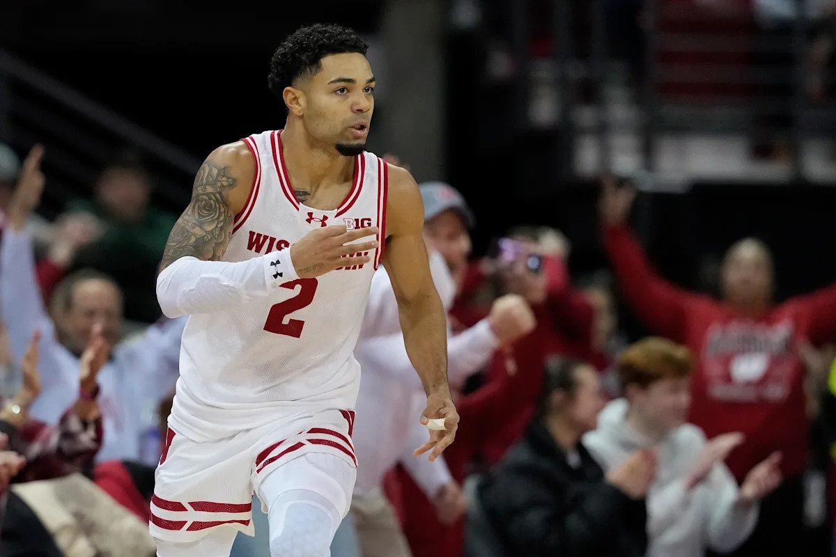 Wisconsin anota 15 triples y obtiene su tercera victoria entre los 10 primeros de la temporada al derrotar al No. 10 Michigan State