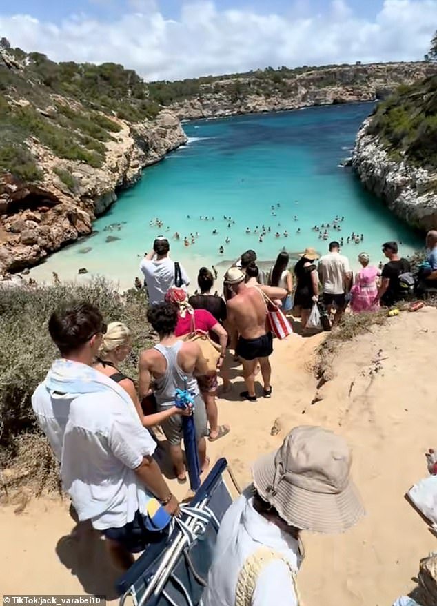 La concurrida playa “Instagram” de la isla española está siendo acordonada por su millonario propietario alemán porque está harto de que 4.000 buscadores de selfies pueblan la pequeña extensión de arena todos los días.