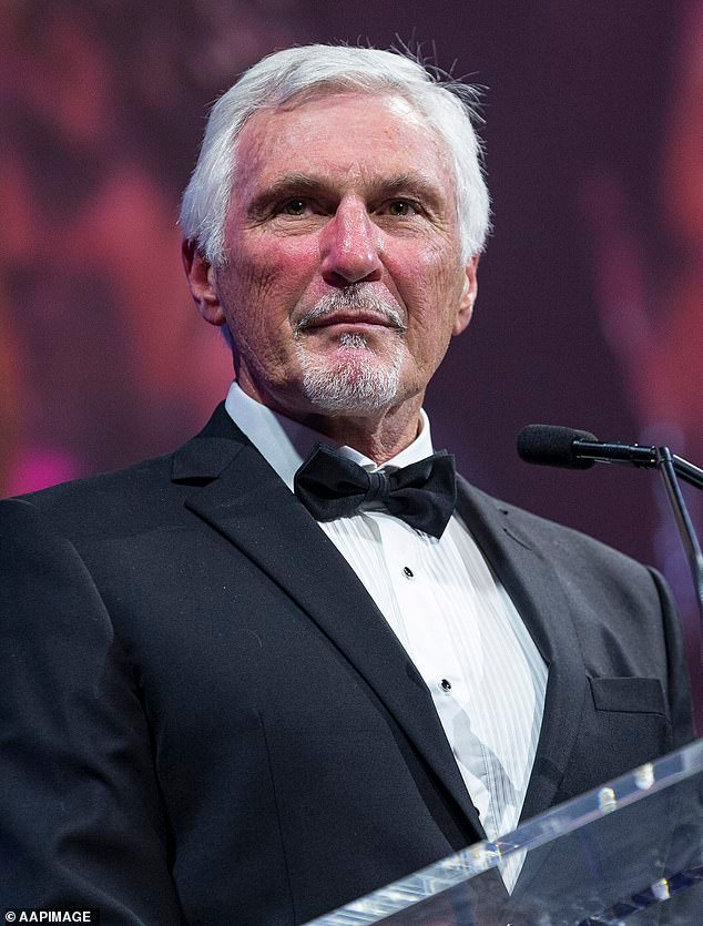 La leyenda del fútbol Mick Malthouse comparece ante el tribunal después de resultar herido mientras luchaba contra tres presuntos intrusos para proteger a su esposa.