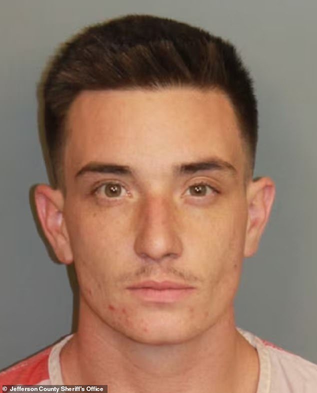 Hombre acusado de asesinar a una animadora de secundaria en una fiesta con hoguera sale de prisión