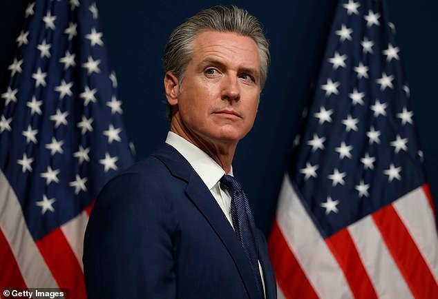 En sus nuevas memorias, Gavin Newsom retrata desesperadamente su infancia estresante e indigente, a pesar de las conexiones de su familia con millonarios.
