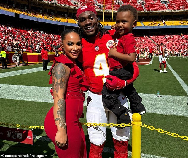 La madre de los hijos de Rashee Rice está presentando una explosiva demanda por abuso contra la estrella de los Chiefs, acusándolo de agredirla mientras estaba embarazada.