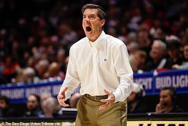El entrenador de baloncesto de la Fuerza Aérea, Joe Scott, deja el equipo en medio de investigaciones sobre el trato que dio a los jugadores.
