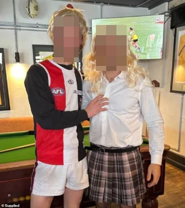 Ira cuando los jugadores de fútbol se enfrentaron a sanciones de ‘bofetadas’ por usar disfraces inapropiados del ‘Sábado tonto’