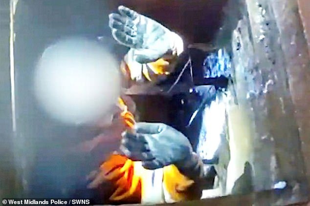 Cómo delincuentes vinculados a bandas de Europa del Este y haciéndose pasar por trabajadores llamativos ganan £10.000 por noche robando cables de cobre de banda ancha debajo de las calles de Gran Bretaña