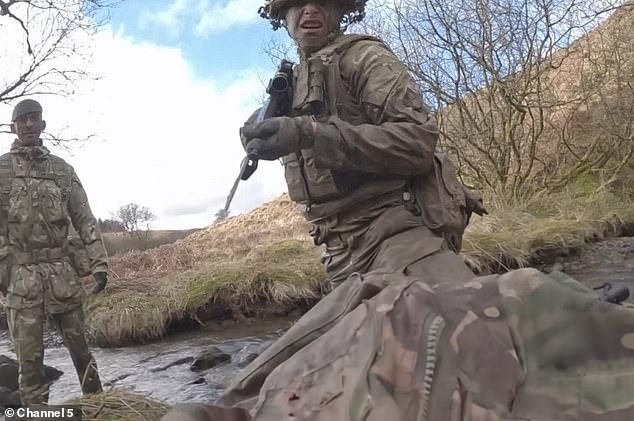 Jóvenes soldados británicos están practicando atacar a las tropas enemigas con bayonetas mientras se preparan para la acción en primera línea en Ucrania.