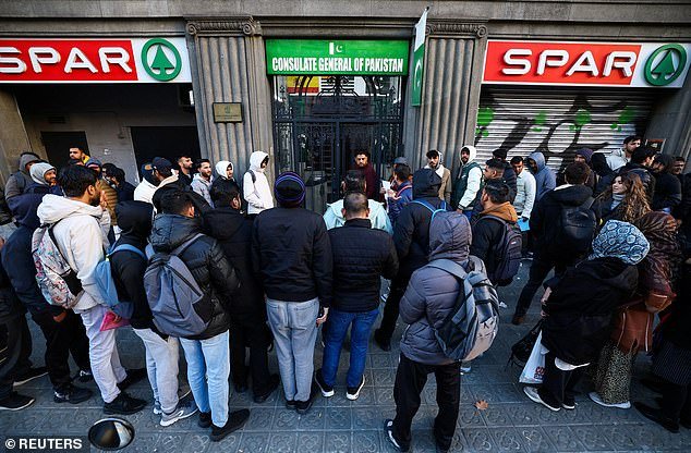 La furia de España por el plan para conceder permisos de residencia a 500.000 inmigrantes mientras sus opositores advierten que la medida acelerará la “invasión”, empeorará la crisis de la vivienda y “abrumará los servicios públicos”.