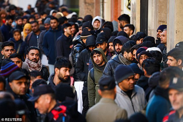 España podría conceder estatus legal a más de un MILLÓN de inmigrantes ilegales, el doble de lo esperado bajo el sistema del gobierno socialista, advierte la policía.