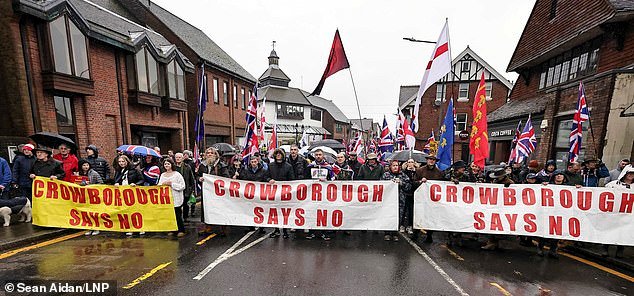 Multitudes corean “Keir Starmer es un traidor” mientras cientos protestan en Crowborough después de que inmigrantes varones se mudaran a antiguos cuarteles del ejército cercanos.