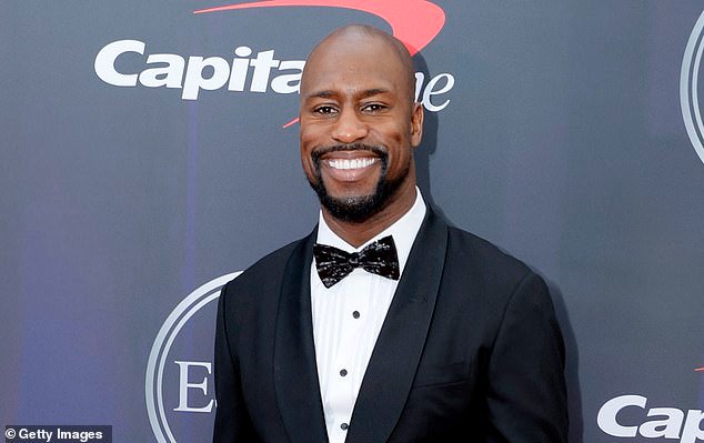 El ganador del Super Bowl, Vernon Davis, rompe su silencio tras ser acusado de agredir a una mujer como parte de una supuesta disputa sobre el aborto.