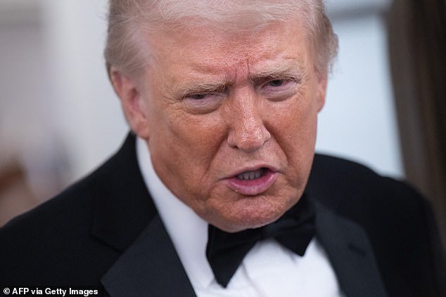 Trump se vuelve tierra arrasada y promete demandar a los herederos y némesis de Epstein, quien, según él, “conspiró para derribarlo”.