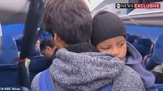 Un niño de 5 años es liberado de la custodia de ICE y se embarca en el vuelo de regreso a Minneapolis en brazos de su padre.