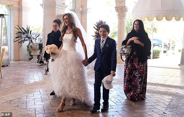 Trump organiza una boda MAGA de lujo para su principal asesor Dan Scavino en Mar-a-Lago… mientras la novia sonrojada deslumbra a los invitados y Elon Musk llega con su mamá bebé