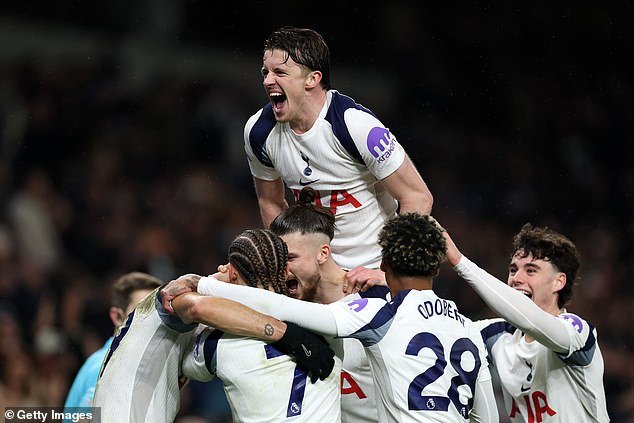 Cómo Thomas Frank evitó más vergüenza, la estrella de los Spurs que se convirtió en Superman y por qué el doblete de Dominic Solanke arruinó las esperanzas de título del Manchester City después del empate 2-2, escribe OLIVER HOLT