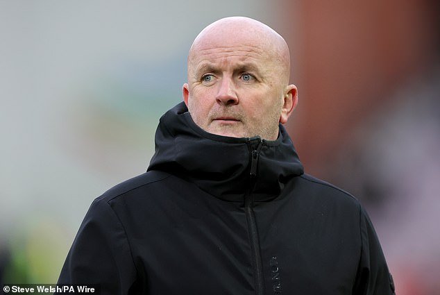 La reseña: Cuando el manager David Martindale asciende, todo cambia en Livingston… ¿o no?