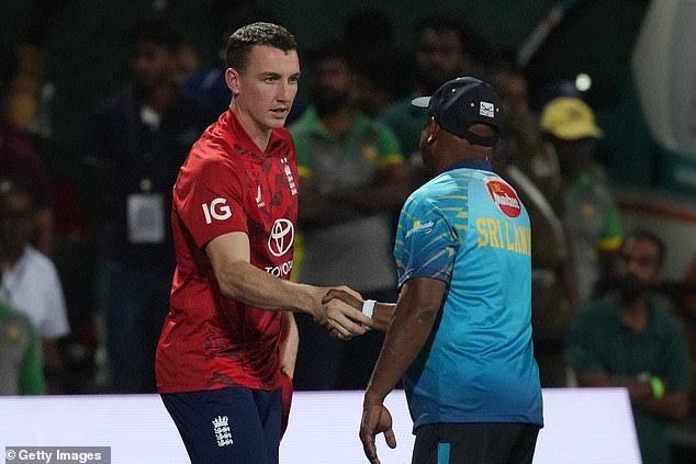 Harry Brook mostró un tipo diferente de responsabilidad al ayudar a Inglaterra a ganar la serie sobre Sri Lanka y su seria alternativa de bateo a Ben Duckett antes de la Copa del Mundo, escribe RICHARD GIBSON