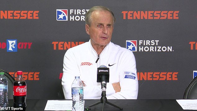 Momento difícil de creer en que un entrenador de baloncesto universitario acusa a sus PROPIOS jugadores de apostar… en medio de escándalos de apuestas de baloncesto