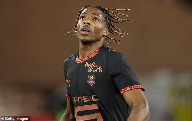 El Liverpool acuerda un acuerdo de £60 millones para fichar a Jeremy Jacquet procedente del Rennes, un duro golpe para el Chelsea, mientras los Rojos se hacen cargo de sus rivales y el defensor se unirá en el verano.