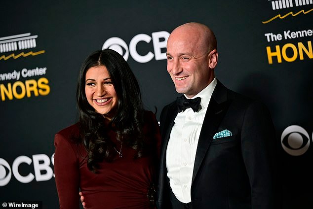 La esposa de Stephen Miller dice que SNL está dirigida por ‘señores globalistas’ después de que Pete Davidson se burlara de Tom Homan