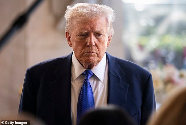 Donald Trump dice que la reciente publicación de los archivos de Epstein limpia su nombre, a pesar de que detallan “una supuesta agresión sexual a una joven”.