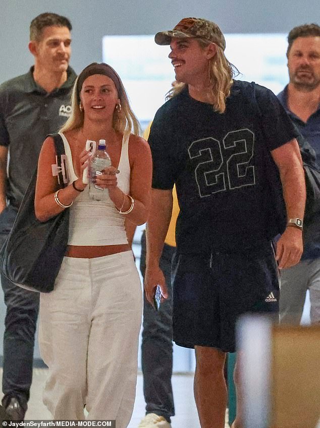 ¡Tiene un tipo! Revelamos la identidad del nuevo interés amoroso de la estrella de la AFL Bailey Smith después de su romance con Tammy Hembrow, mientras saluda con un dedo en la cita en el aeropuerto.
