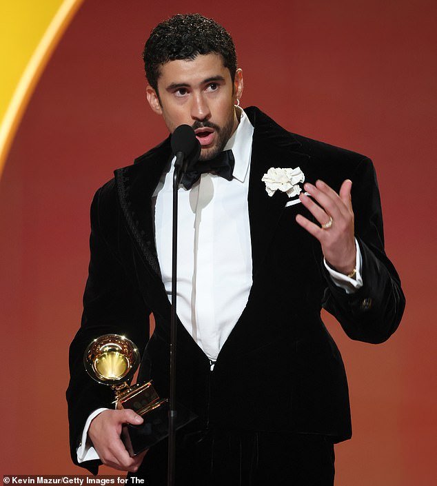 Bad Bunny reaviva la disputa con ICE en los Grammy antes de su show del Super Bowl, que contará con los agentes de Trump