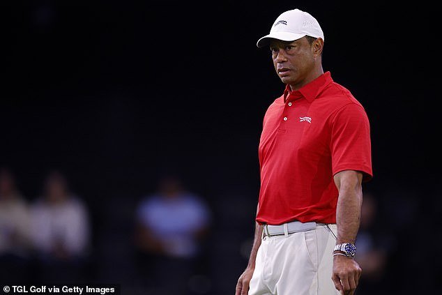 Un nuevo golpe al legado de Tiger Woods cuando finalmente se rompe su récord de golf de 27 años mientras se recupera de una cirugía