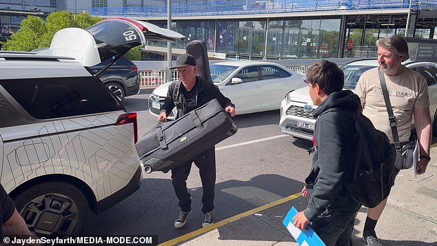 La leyenda del tenis John McEnroe se vuelve NUCLEAR contra el joven aficionado australiano que no lo deja en paz: “Que te jodan”