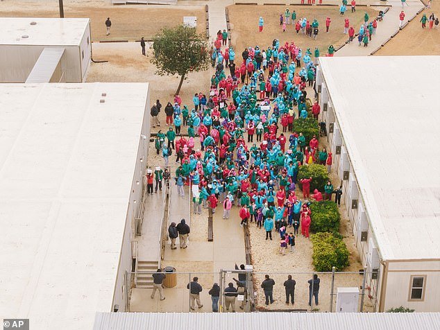 Brote de sarampión en un centro de detención de ICE que alberga a familias y niños en Texas