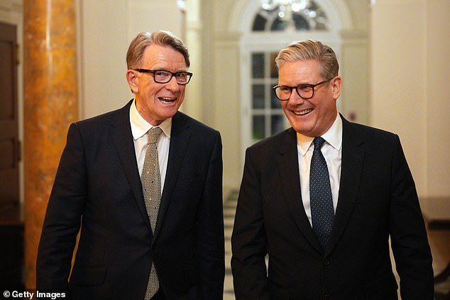 El Señor Oscuro del Partido Laborista ahora se enfrenta a una investigación criminal: Mandelson denunció a la policía después de que los archivos de Epstein revelaran que pasó correos electrónicos número 10 ‘sensibles al mercado’ a un amigo financiero pedófilo