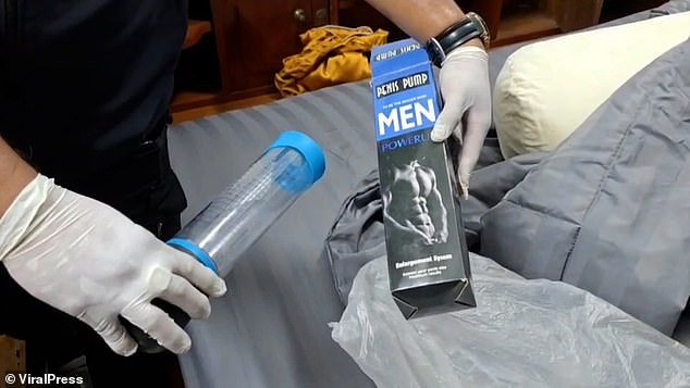 “Monjes budistas ‘atrapados con un alijo de pornografía, juguetes sexuales, bombas para el pene y una lista de acompañantes’ en una redada policial en un templo tailandés”.