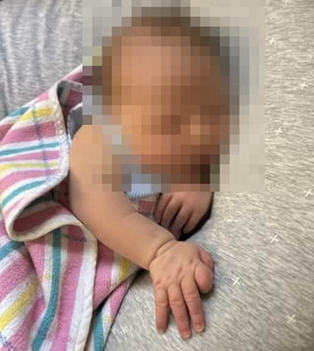 Padre, de 25 años, acusado de asesinato casi dos años después de que su bebé recién nacido muriera por lesiones internas