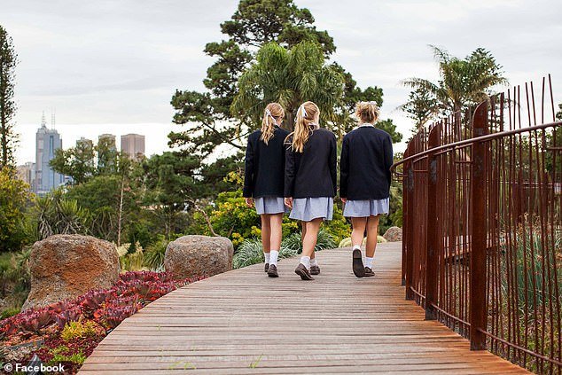 Nuevos datos sorprendentes muestran que las escuelas secundarias australianas son las más caras del MUNDO: los padres de las escuelas más baratas pagan tasas cuatro veces más altas que en países comparables.