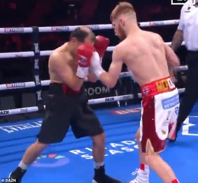 El desequilibrio del boxeo se vuelve viral cuando los fanáticos se sorprenden al ver al boxeador de 28 años, que acaba de convertirse en profesional, golpear al veterano de 39 años.