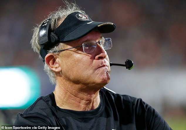 El legendario entrenador de fútbol ganador del campeonato nacional toma la sorprendente decisión de retirarse a los 60 años