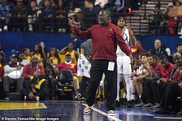 Poco después del partido, el entrenador de baloncesto universitario es esposado en escenas salvajes en la cancha.