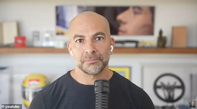 La estrella de CBS News será despedida días después de ser contratada por correos electrónicos desagradables de Jeffrey Epstein.