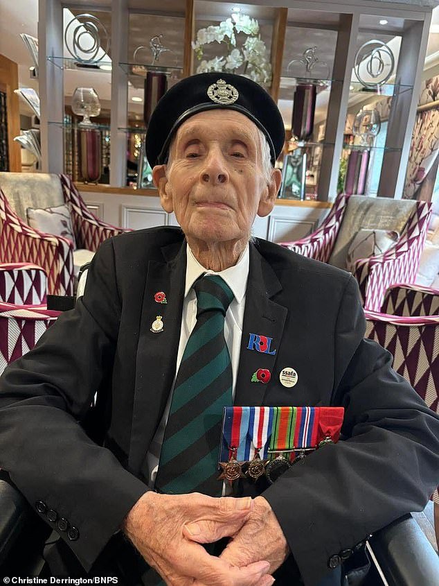 Numerosos veteranos y dolientes acuden al funeral del héroe del Día D, que ayudó a liberar a Belsen tras su muerte a la edad de 99 años.