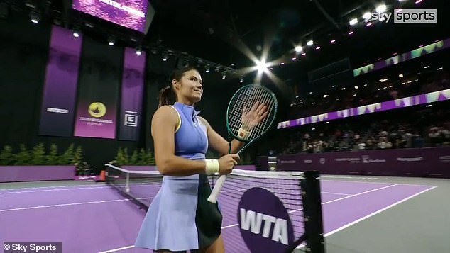 Emma Raducanu gana su primer partido desde que se separó de Francis Roig, mientras la británica disfruta de una victoria en sets seguidos en la primera ronda del Transylvania Open.