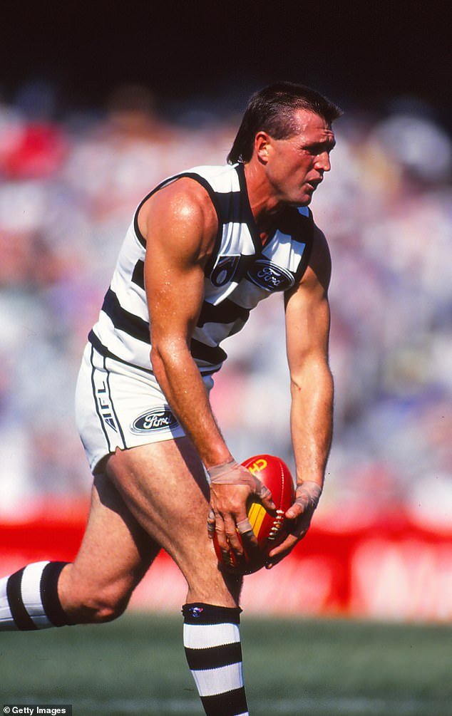 El ex capitán de Geelong fue revivido DOS VECES después de sufrir un ataque cardíaco mientras veía ganar al caballo de su hijo en el hipódromo.