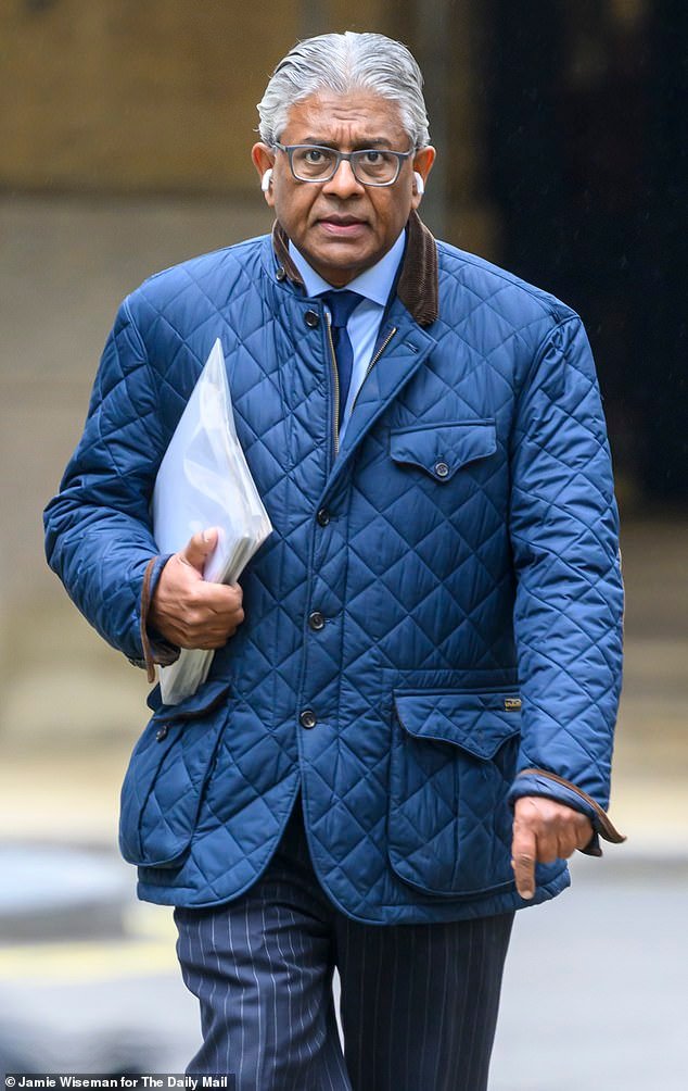 El jefe de un restaurante con estrella Michelin, de 63 años, bebió a una mujer en un club nocturno de Mayfair porque “no tuvo la paciencia para seducirla”, según escuchó un tribunal.