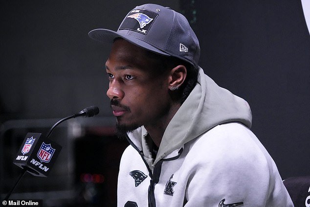 El novio estrella de la NFL de Cardi B, Stefon Diggs, deja claros sus sentimientos en el espectáculo de medio tiempo del Super Bowl de Bad Bunny